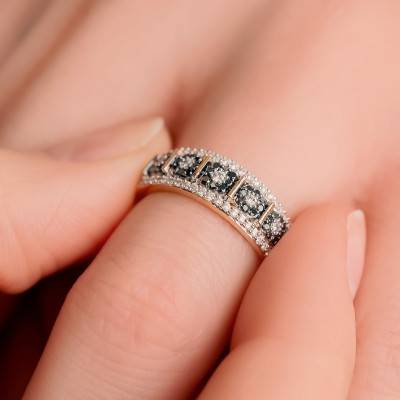 Black and White Diamond Flower Effect Ring in 375 or 750 Yellow Gold - Kundan