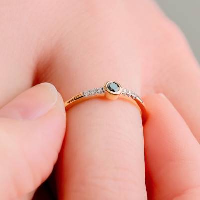 Bague Accompagnée, Or Jaune 375 ou 750 & Diamant noir serti clos - Kundan