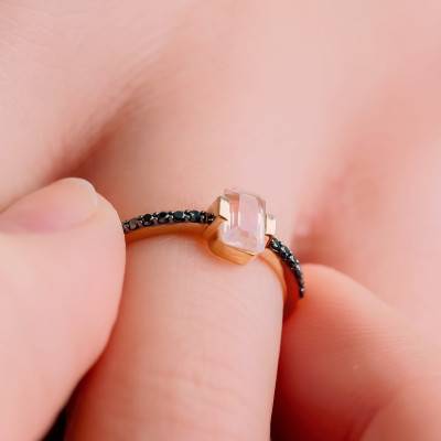 Bague Accompagnée, Or Jaune 375 ou 750, Quartz rose & Diamants noirs - Kundan