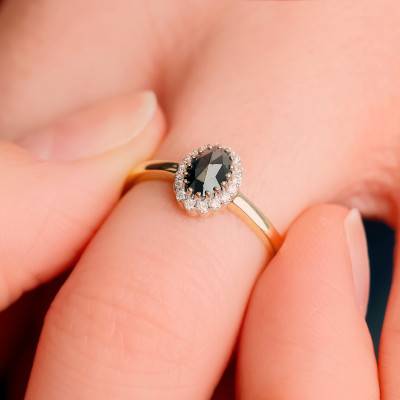 Black Diamond Solitaire Ring with Accents in Yellow Gold 375 or 750 - Kundan