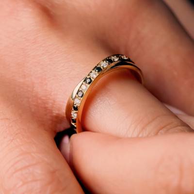 Interlaced Yellow Gold & Black Diamonds wedding ring - Kundan