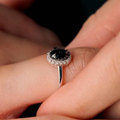 Bague, Or Blanc 375 ou 750 & Diamant Noir Ovale - Kundan