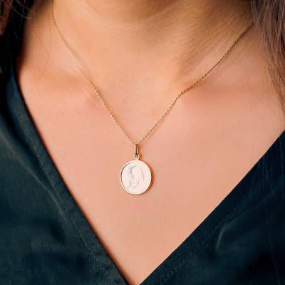 750 Yellow Gold & Mother-of-Pearl Virgin and Child Medal, 18 mm Diameter - Argyor