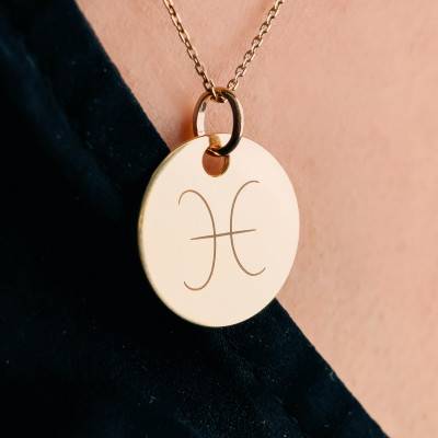 Yellow Gold-Plated Pisces Zodiac Medal, 19 mm Diameter - Lumiosa