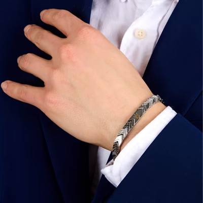Bracelet Iconic à Chevrons Noirs en Acier, Longueur 18 à 21,50 cm - JM225AVD89 - Maserati