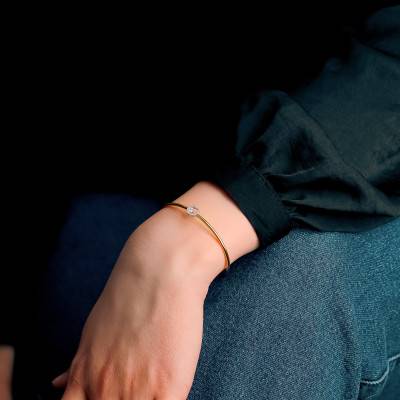 Bracelet Jonc Flexible & Halo de Diamants 0,18ct en Or Jaune 375 - Emanessence