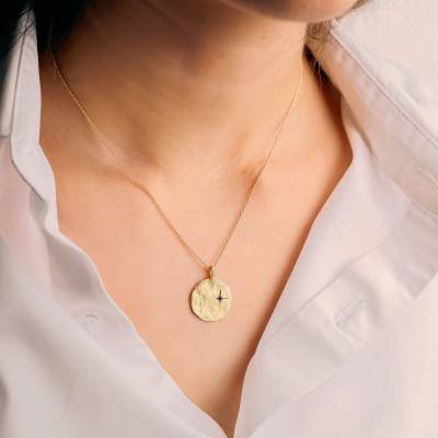 Médaille Martelée Etoile en Or Jaune 750 & Saphir, Diamètre 18 mm - Ocarat