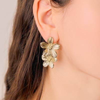 Boucles d'Oreilles Fleurs Pendantes en Acier Doré - Emanessence