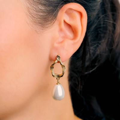 Boucles d'Oreilles Pendantes Anneaux Striés & Perles d'Imitation en Acier Doré - Emanessence