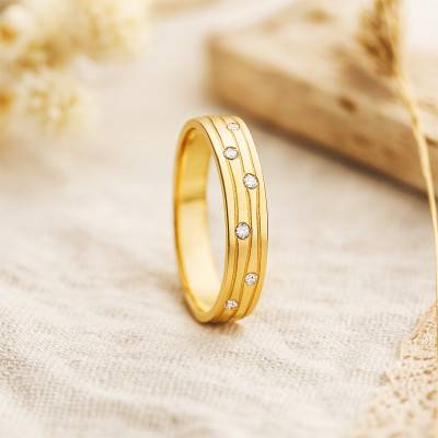 Bague Striée en Or Jaune 375 & Diamants 0,05 ct - Emanessence