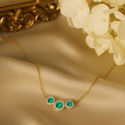 375/1000 Yellow Gold Trinité Necklace with Lab-Grown Diamonds & Emeralds - Aurora
