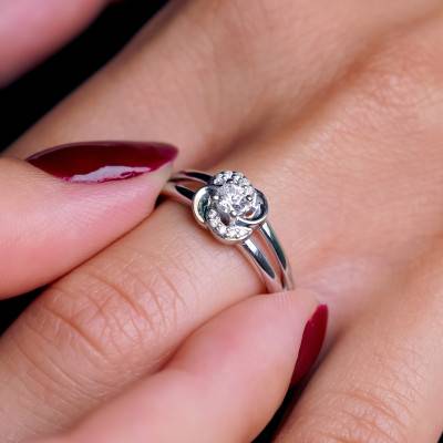 Bague en Or blanc double anneau et motif floral serti de Diamants - Emanessence