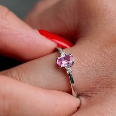 Bague raffinée trois pierres en Or blanc 750, Saphir et Diamants - Aurora