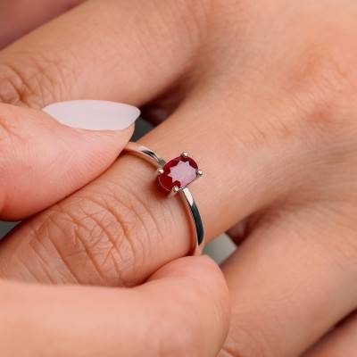 Bague solitaire en Or blanc 750 sertie d'un Rubis rouge - Aurora