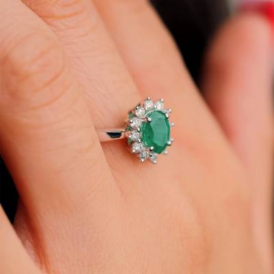 18K White Gold Floral Daisy Ring Diamonds 0.24 ct & Emerald - Aurora