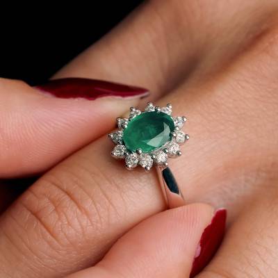 Bague en Or blanc 750, sertie d'une Emeraude ovale et Diamants - Aurora