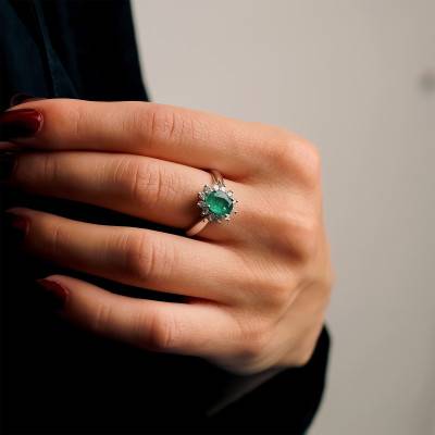 18K White Gold Floral Daisy Ring Diamonds 0.36 ct & Emerald - Aurora