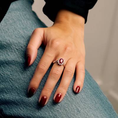 750/1000 White Gold Florale Marguerite Ring with 0.36 ct Diamonds & Ruby - Aurora