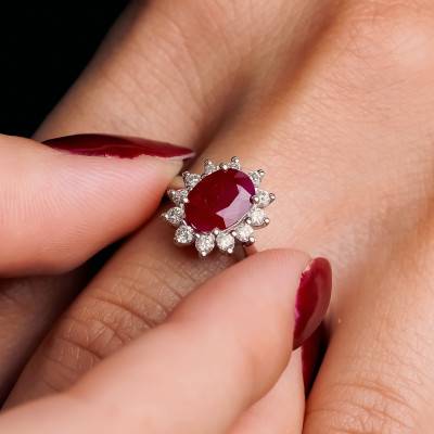 Bague en Or blanc 750, sertie d'un Rubis rouge et Diamants - Aurora