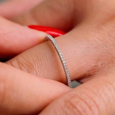Alliance fine en Or blanc 750, pavée de Diamants - Alliantine