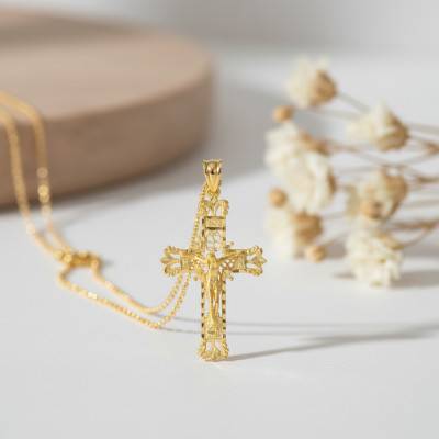 Croix Christ Filigrane en Or Jaune 750, Dimension 42 x 27 mm - Lumiosa