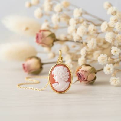 Orange Cameo Pendant in 750 Yellow Gold - Emanessence