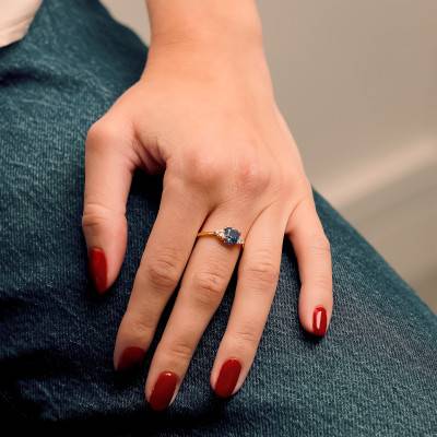 Bague en Or jaune 375 avec Saphir coussin et Diamants de Synthèse 0,10 ct - Aurora