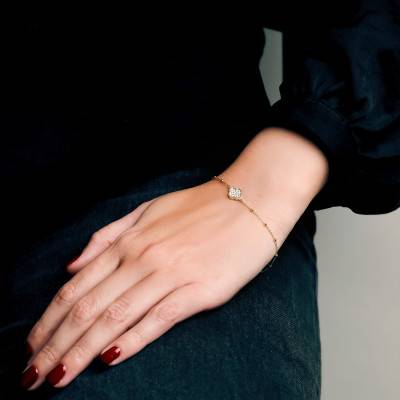 375 Yellow Gold Sparkling Clover Bracelet, Adjustable Length 18 cm to 19 cm - Emanessence