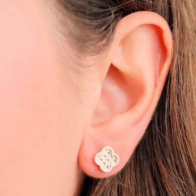 Sparkling Clover Stud Earrings in 375/1000 Yellow Gold - Emanessence