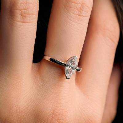 375/1000 White Gold & Cubic Zirconia Marquise Ring - Emanessence