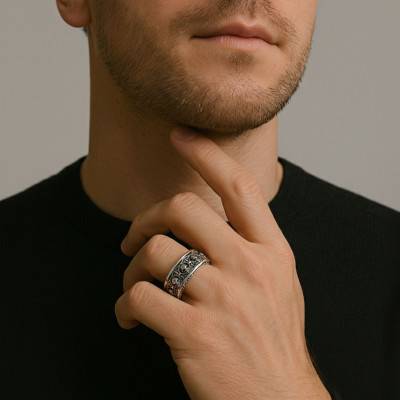 Bague Têtes de Mort en Relief en Acier Noir - Emanessence