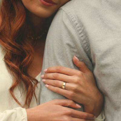 Alliance Demi-Bombée en 2 Ors Jaune et Blanc 375, Largeur 3 à 5 mm - Amore