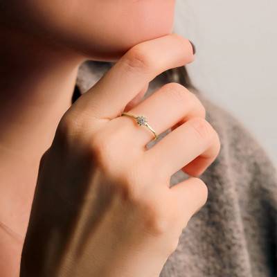 Bague Fleur en Diamants 0,12ct en Or Jaune 375 - Emanessence