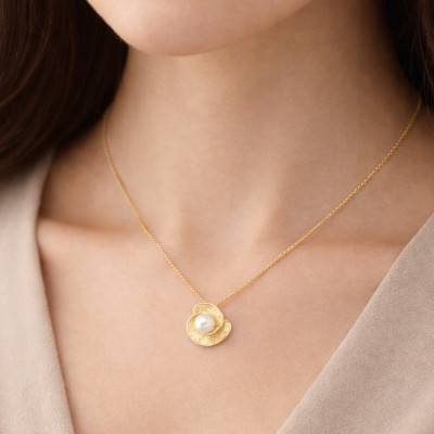 Pendentif Fleur Striée en Or Jaune 375 & Perle d'Eau Douce - Emanessence