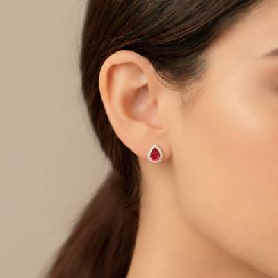 Boucles d'Oreilles en Or Jaune 375 & Oxydes de Zirconium Rouges en Poire - Emanessence