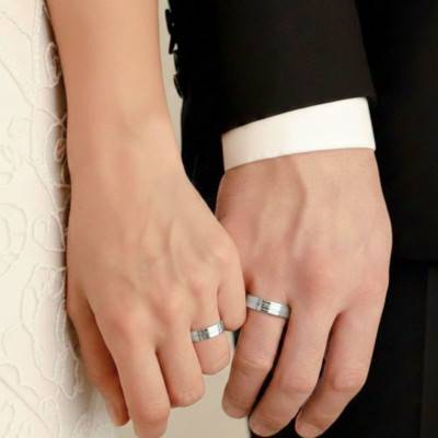 Alliance Concave Brossée en Or Blanc 375, Largeur 4 ou 5 mm - Amore