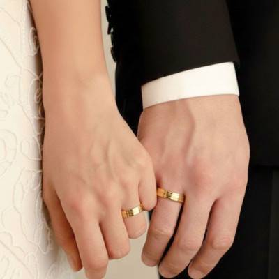 Alliance Concave Brossée en Or Jaune 375 & Largeur 4 ou 5 mm - Amore