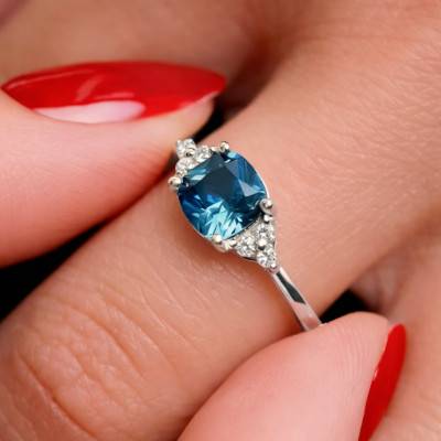 Shouldered Solitaire Ring with Lab-Grown Sapphire and Lab-Grown Diamonds, 375/1000 White Gold, 0.10 ct - Aurora
