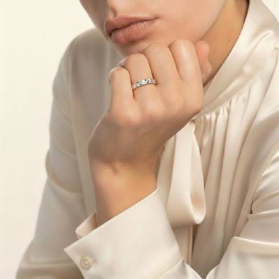 Alliance Ruban Brossée en Or Blanc 375 & Diamants de 0,015 ct, Largeur 3 à 5 mm - Amore