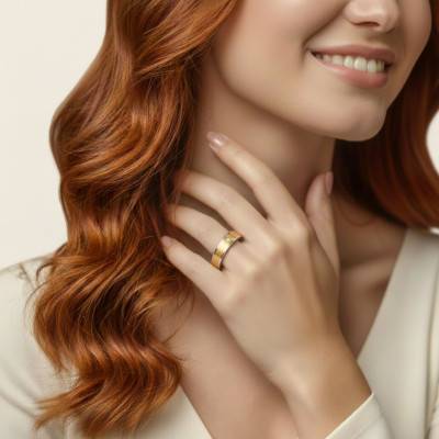 Alliance Ruban Brossée en 2 Ors Blanc et Jaune 375 & Diamant de 0,015 ct, Largeur 3 à 5 mm - Amore