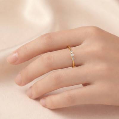 750/1000 Yellow Gold & 0.10 ct Diamond Ring - Emanessence