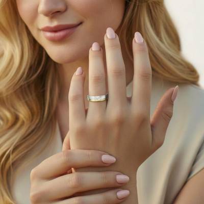 Alliance Demi-Bombée Brossée en 2 Ors Jaune et Blanc 375 & Diamant 0,015 ct, Largeur 4 ou 5 mm - Amore