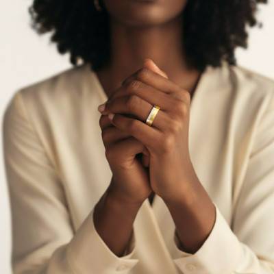 Alliance Ruban Brossée en 2 Ors Blanc et Jaune & Diamants 0,035 ct, Largeur de 4 ou 5 mm - Amore