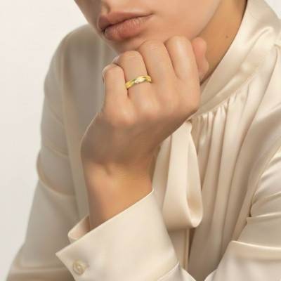 Alliance Demi-Bombée Sablée en Or Jaune 375 & Diamants 0,018 ct, Largeur 3 à 5 mm - Amore