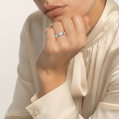 Alliance Demi-Bombée Sablée en Or Blanc 375 & Diamants 0,018 ct, Largeur 3 à 5 mm - Amore