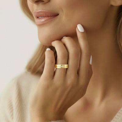 Alliance Ruban Brossée en Or Jaune & Diamants 0,025 ct, Largeur 4 ou 5mm - Amore