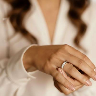 Alliance Ruban Polie Satinée en Or Blanc 375 & Diamant de Synthèse 0,08 ct, Largeur 3 mm - Amore