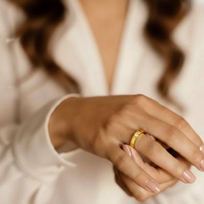 Alliance Ruban Polie Satinée en Or Jaune 375 & Diamant de Synthèse 0,08 ct, Largeur 3 mm - Amore