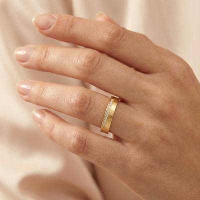 Alliance Ruban Brossée en Or Jaune 375 & Diamants 0,065 ct, Largeur de 3 à 5 mm - Amore