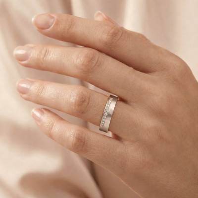 Alliance Ruban Brossée en Or Blanc 375 & Diamants 0,065 ct, Largeur de 3 à 5 mm - Amore